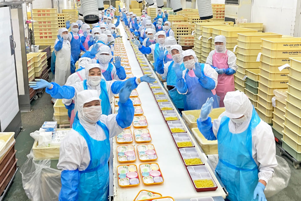 お弁当の盛付スタッフ